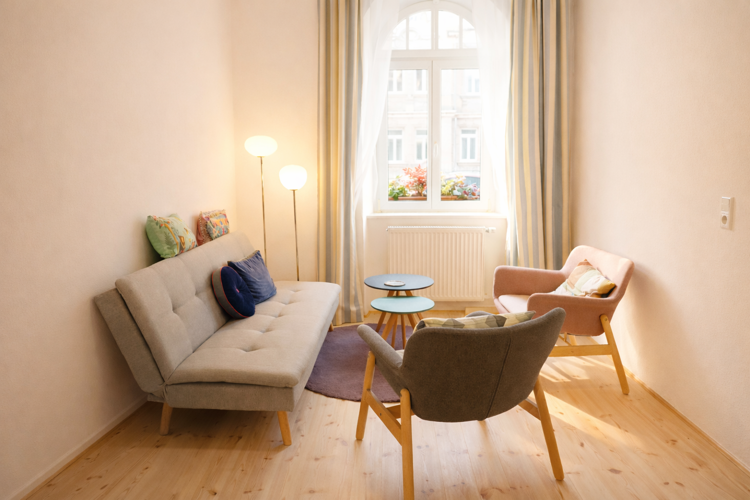 hellbeleuchteter therapieraum mit skandinavischem flair