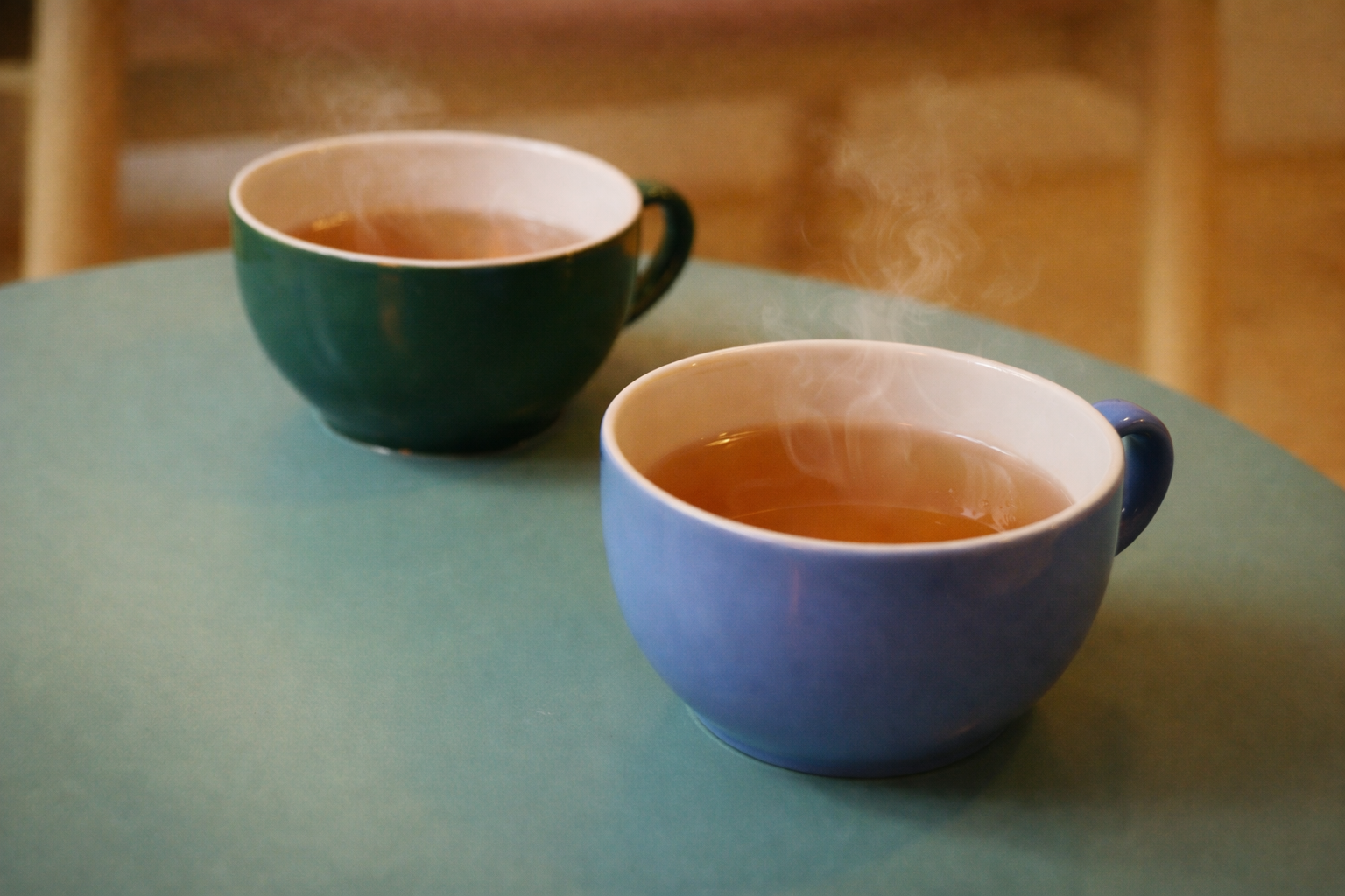 zwei tassen auf tisch mit dampf